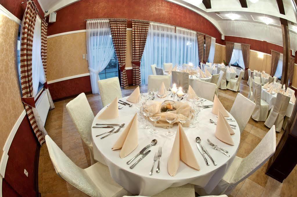 Hotel Dwor Choiny Kazimierówka Екстериор снимка