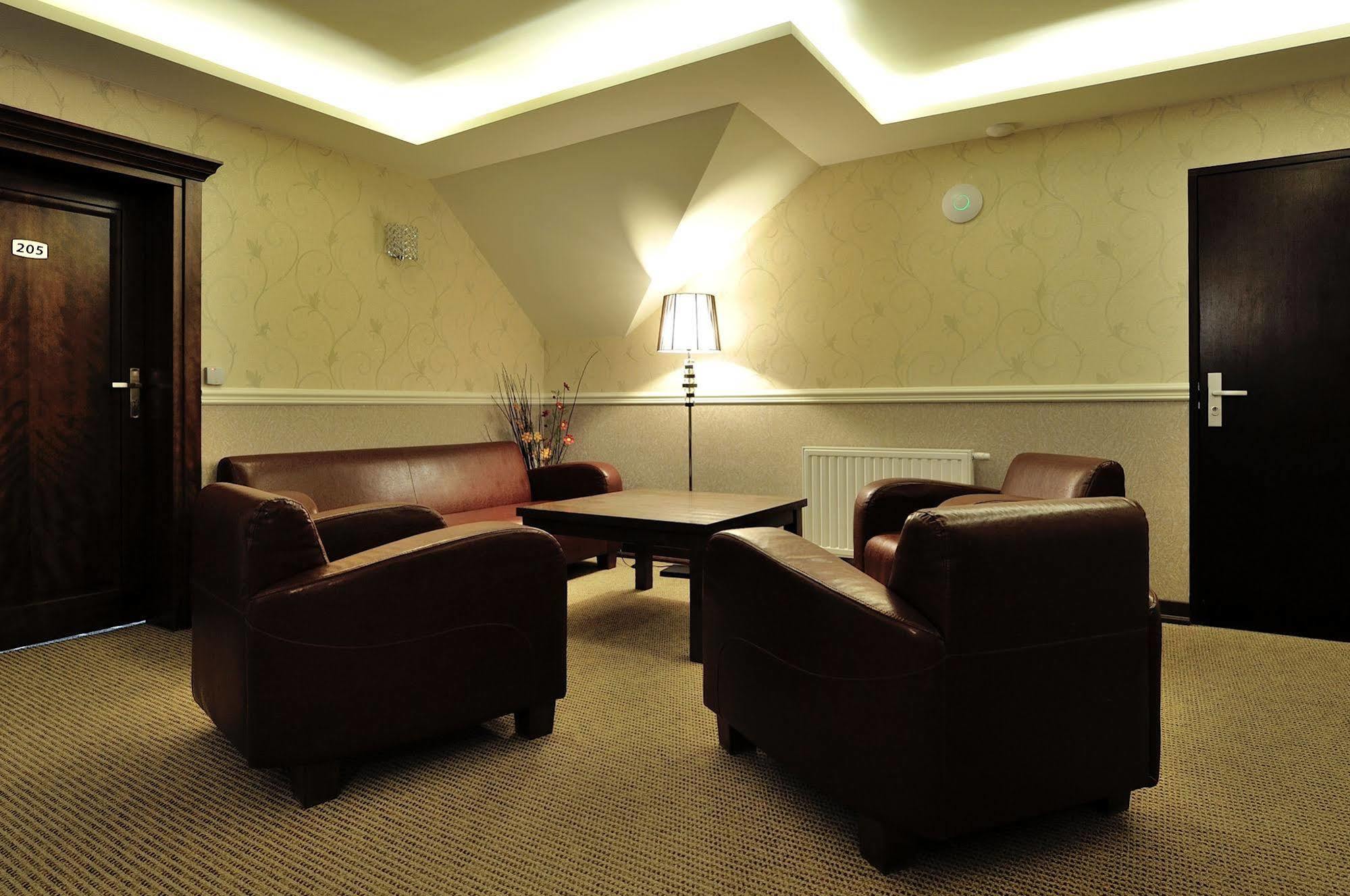 Hotel Dwor Choiny Kazimierówka Екстериор снимка