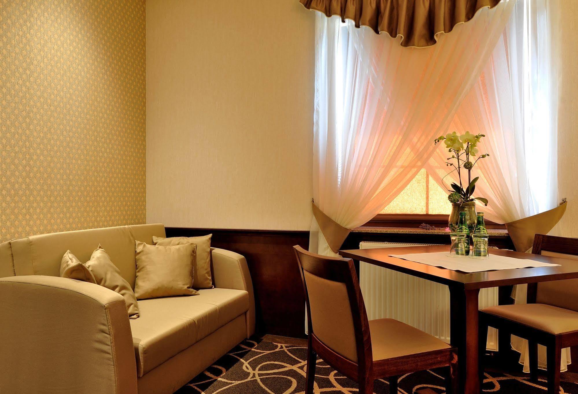 Hotel Dwor Choiny Kazimierówka Екстериор снимка