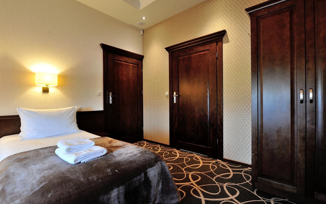 Hotel Dwor Choiny Kazimierówka Екстериор снимка